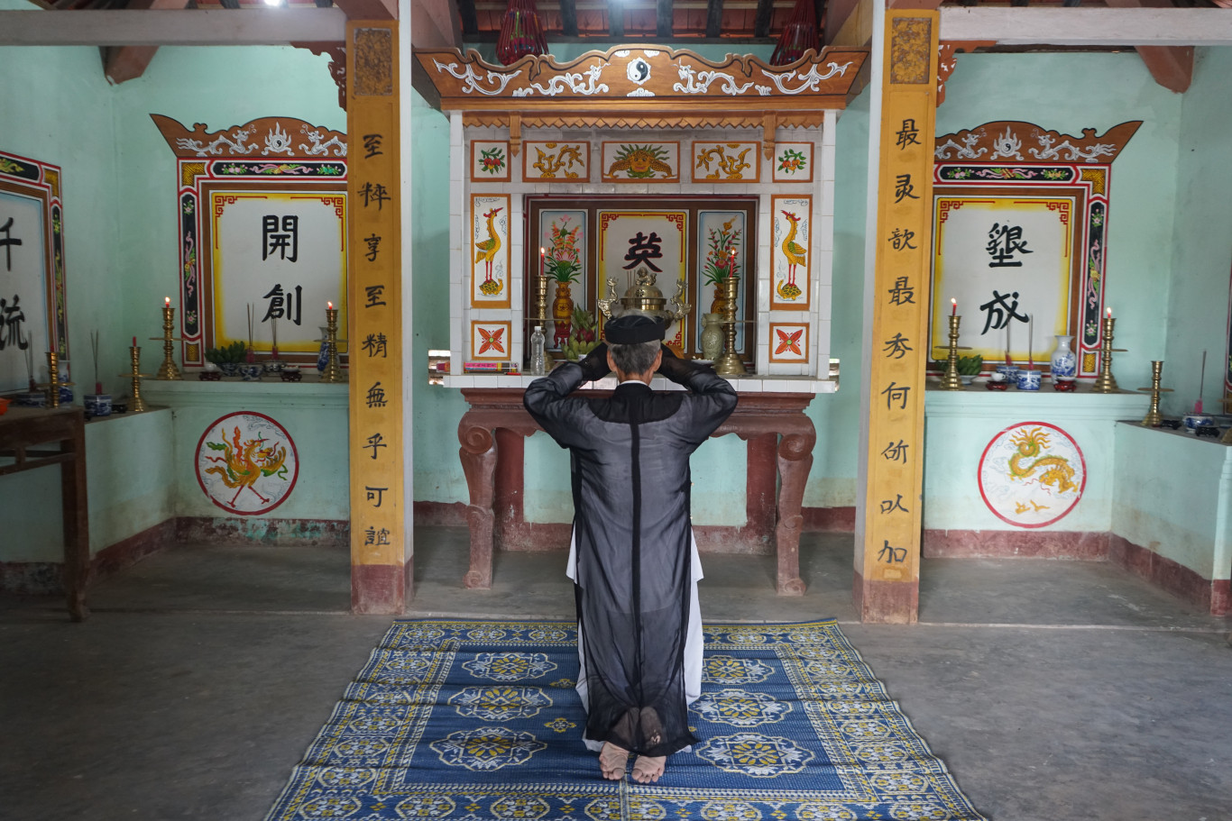 Trước khi mở sắc phong, &ocirc;ng hội chủ l&agrave;ng l&agrave;m lễ c&uacute;ng b&aacute;i th&agrave;nh k&iacute;nh